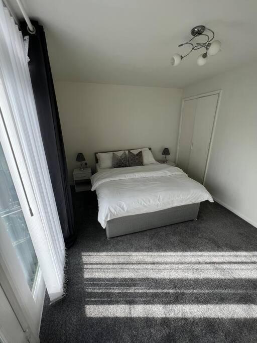 Spacious 1 Bedroom Unit In West * Londra