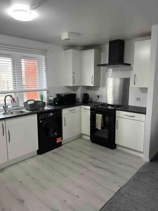 Spacious 1 Bedroom Unit In West * Londra