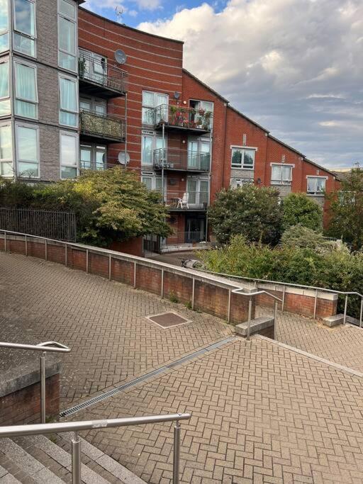 Spacious 1 Bedroom Unit In West * Londra