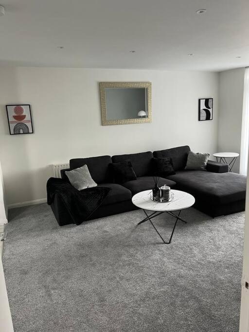 Spacious 1 Bedroom Unit In West * Londra