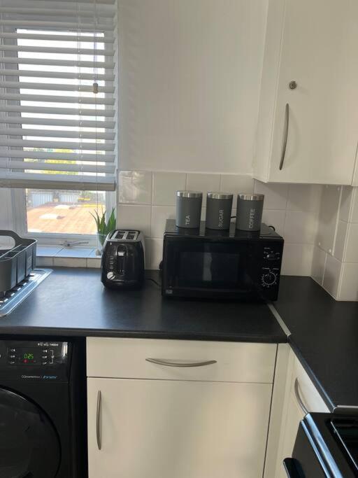 Spacious 1 Bedroom Unit In West Appartamento